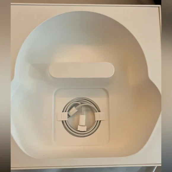 Used (Like New) Apple AirPod Max - Picture 6 of 10